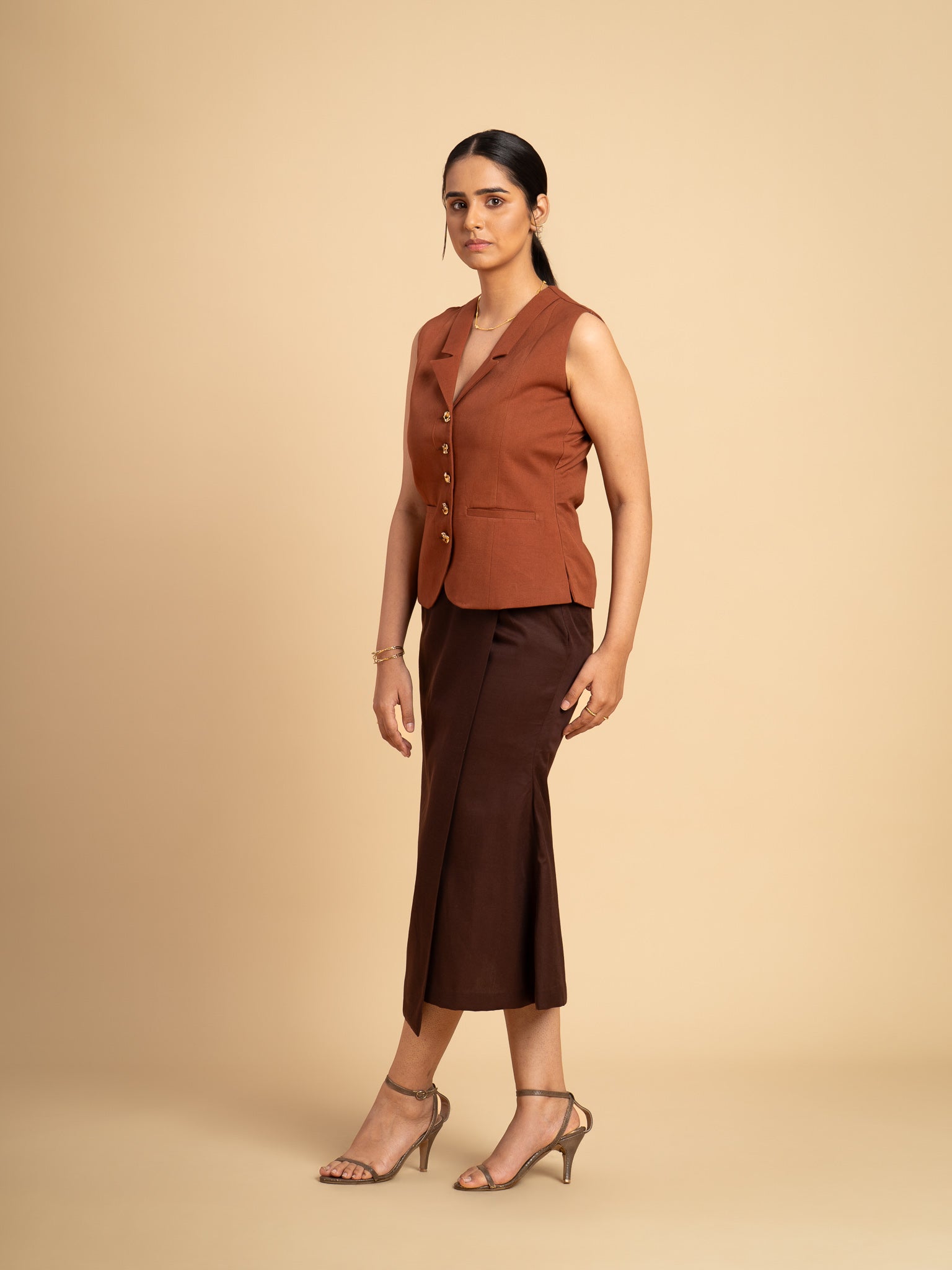 Sombre Cotton Twill Waistcoat- Brown